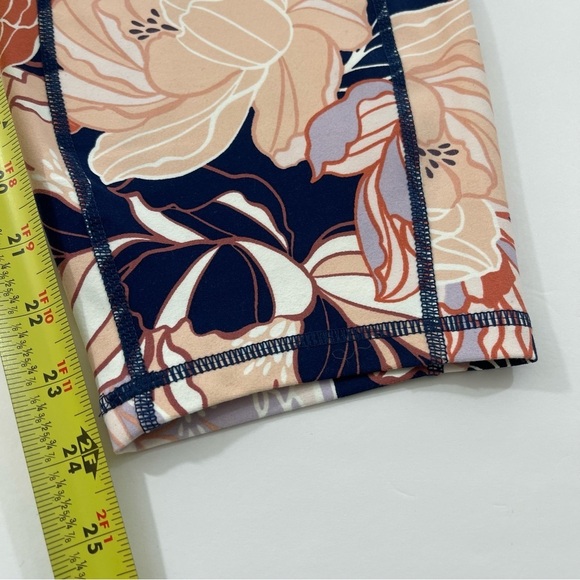 Torrid Navy & Peach Floral Performance Core Crop Active Leggings in Size… - Picture 9 of 10